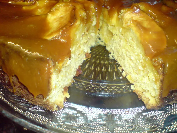 Пирог яблочный с курагой и карамелью: шаг 7