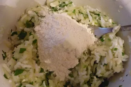Кабачковые блины(оладьи) семейные и .. на новый лад: шаг 4