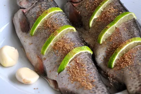 Рыба запеченная с луком-пореем и яблоками: шаг 2