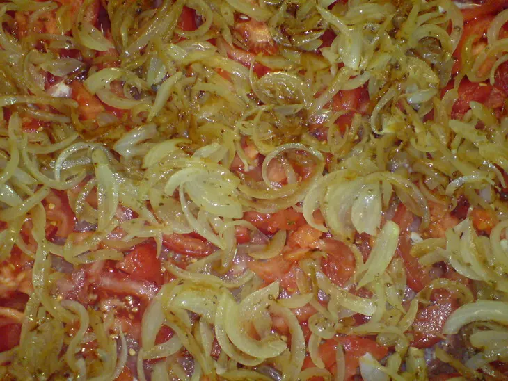 Свинина  запечённая с луком,томатами и вином: шаг 7