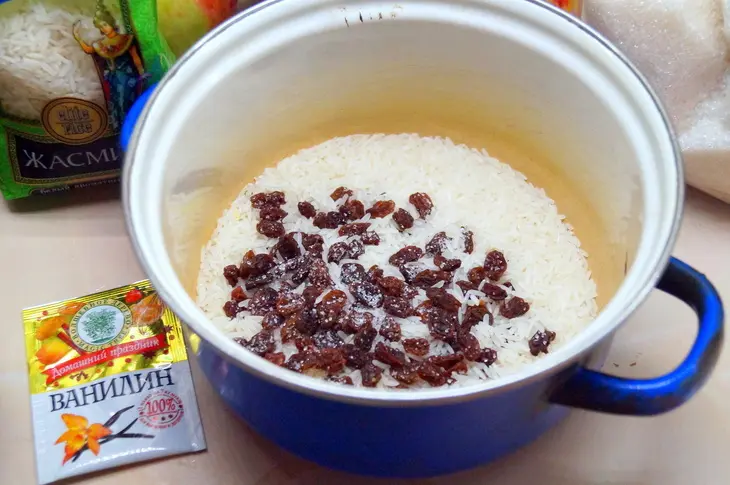 Французский десерт riz au lait. рисовый пудинг с фруктовым соусом: шаг 2