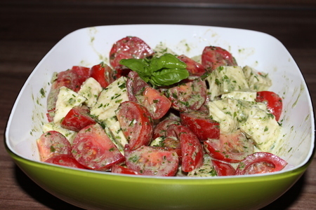 Салат с моцареллой и помидорами: шаг 1