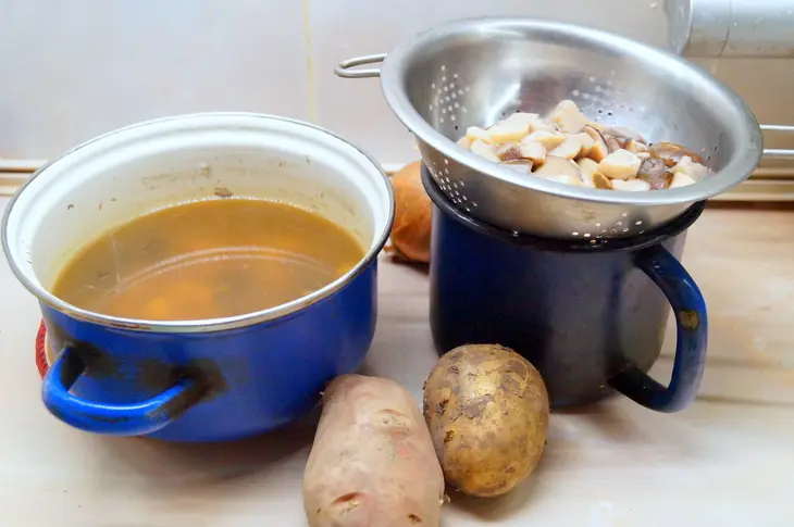 Лёгкий грибной суп с рисом и зеленью: шаг 3