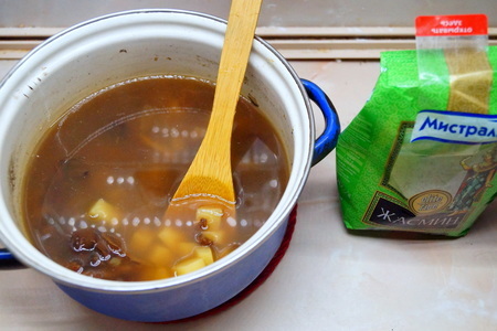Лёгкий грибной суп с рисом и зеленью: шаг 4