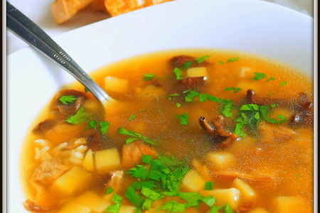 Лёгкий грибной суп с рисом и зеленью: шаг 5