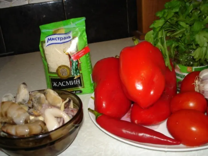 Рисовый салат с морепродуктами и печеным перцем " венецианский маскарад": шаг 1