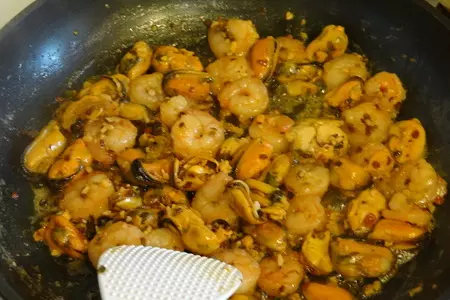 Тёплый салат из морепродуктов с рисом (дуэль): шаг 5