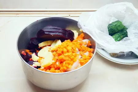 Винегрет с малосольными огурцами под луковым соусом.: шаг 1