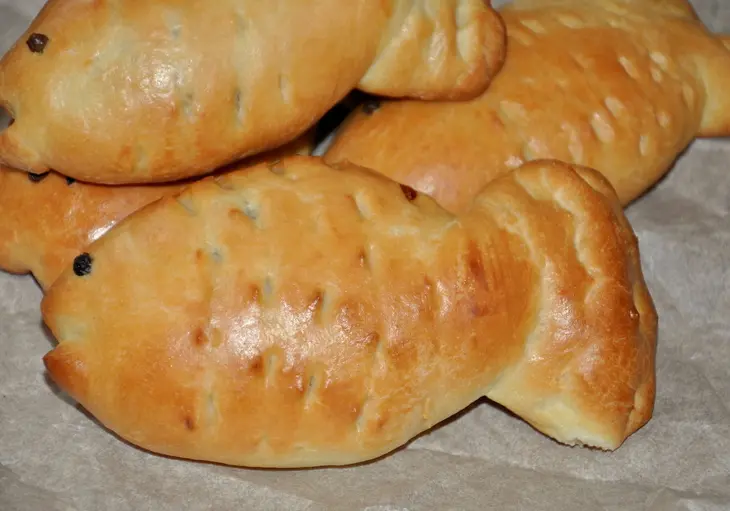 Пирожки "рыбки" с рисом и рыбой: шаг 3