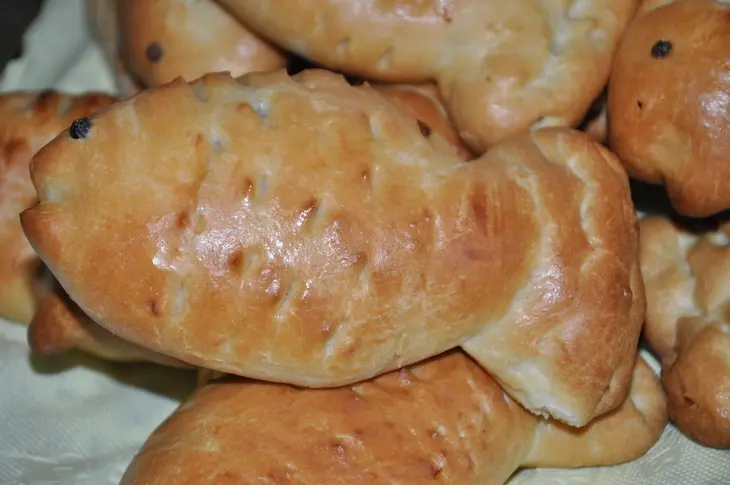 Пирожки "рыбки" с рисом и рыбой: шаг 4