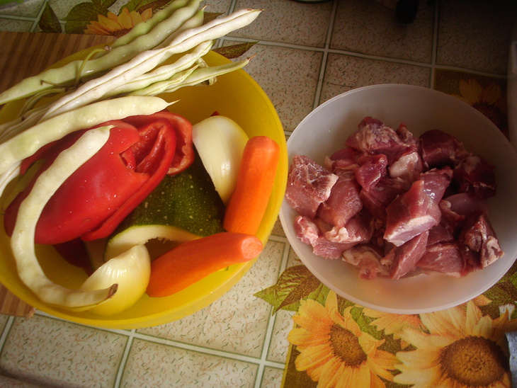 Густое рагу из свинины с овощами. воскресный обед.: шаг 1