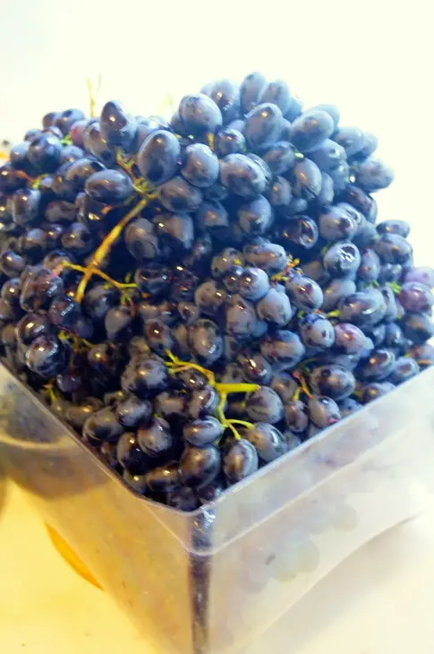 Варенье из тёмного винограда с корицей.: шаг 1