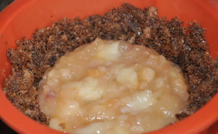 Хлебный пирог с яблоками и брусникой: шаг 3