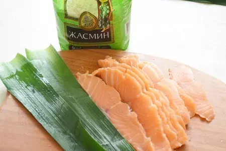Закуска из семги с рисом в листьях лука порея: шаг 1