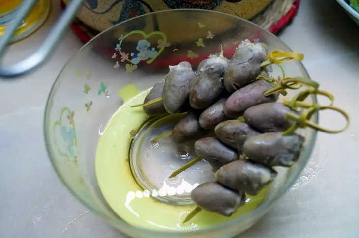 Рис с кисло сладкой подливой, шашлычками из куриных сердечек и брокколи-гриль.: шаг 4