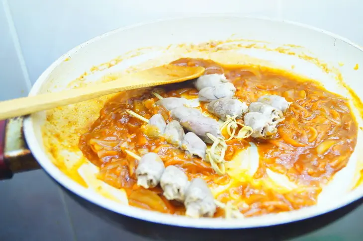 Рис с кисло сладкой подливой, шашлычками из куриных сердечек и брокколи-гриль.: шаг 5