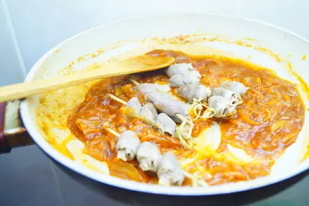 Рис с кисло сладкой подливой, шашлычками из куриных сердечек и брокколи-гриль.: шаг 5