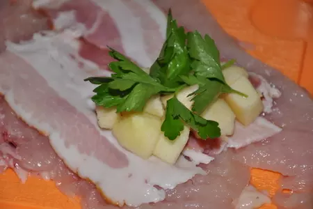Куриная грудка с яблоком в беконе: шаг 2