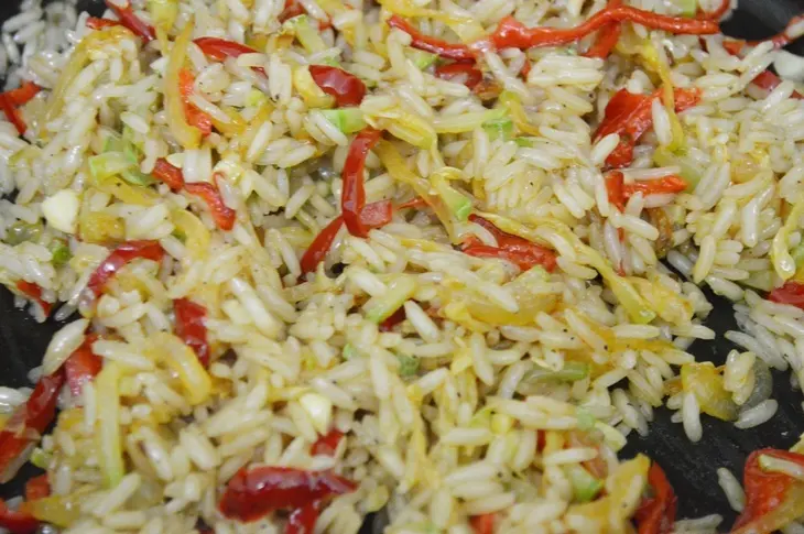 Рисовое соте с овощами, с салатом из запеченной рыбы.: шаг 4