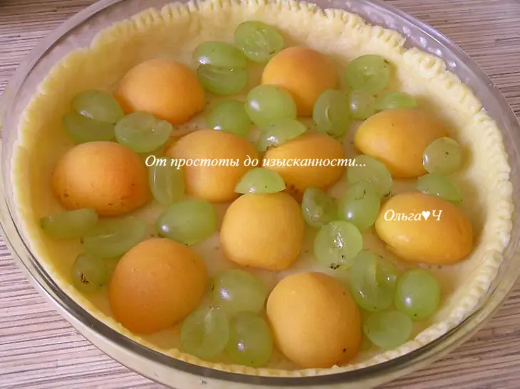 Нежный пирог с абрикосами и виноградом: шаг 7