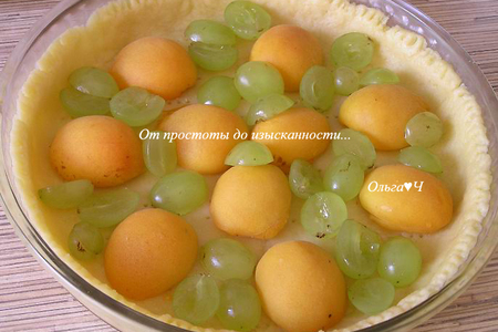 Нежный пирог с абрикосами и виноградом: шаг 7