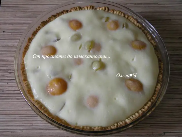 Нежный пирог с абрикосами и виноградом: шаг 9