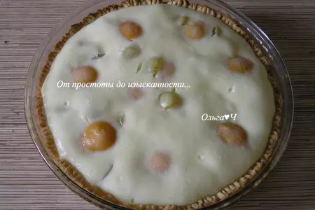 Нежный пирог с абрикосами и виноградом: шаг 9