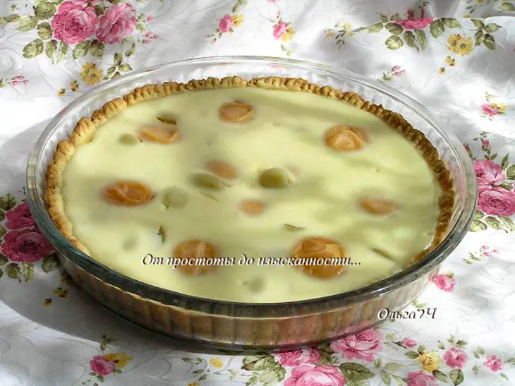 Нежный пирог с абрикосами и виноградом: шаг 10