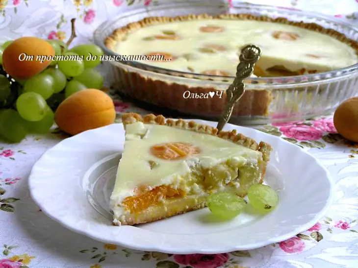 Нежный пирог с абрикосами и виноградом: шаг 11