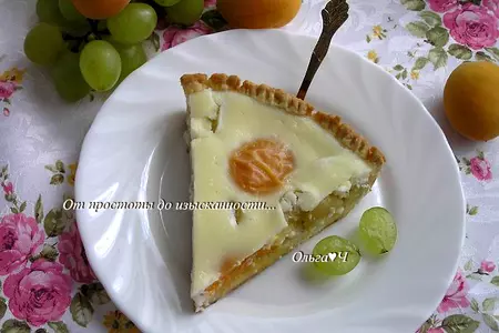 Нежный пирог с абрикосами и виноградом: шаг 12