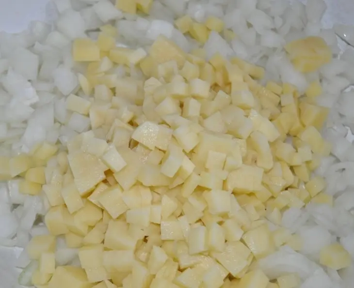 Капустные конвертики со свининой и овощами. дуэль. прошлое. парим.: шаг 4