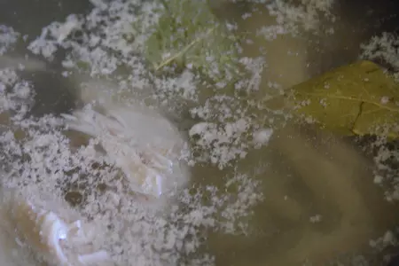 Заливное из курицы с горошком  (дуэль,прошлое: варим): шаг 2
