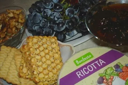 Мусс с медом грецкими орехами и виноградом.: шаг 1