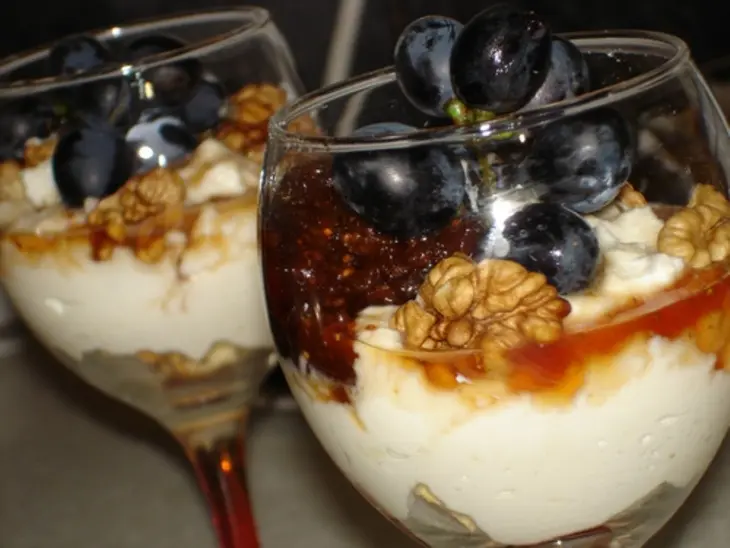 Мусс с медом грецкими орехами и виноградом.: шаг 4
