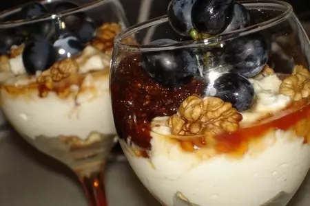 Мусс с медом грецкими орехами и виноградом.: шаг 4