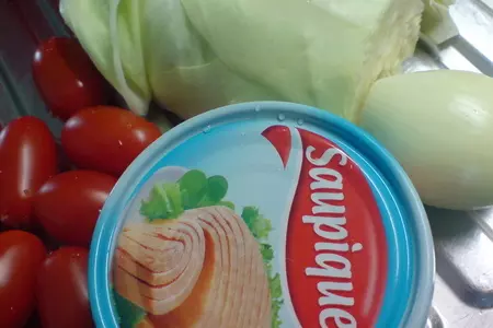 Салат из молодой капусты,тунца и помидорок: шаг 1