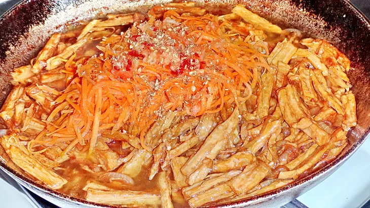 Пассерованные овощи в корейском стиле с рисовой лапшой (дуэль. прошлое: пассеруем): шаг 8