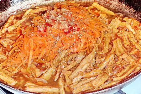 Пассерованные овощи в корейском стиле с рисовой лапшой (дуэль. прошлое: пассеруем): шаг 8