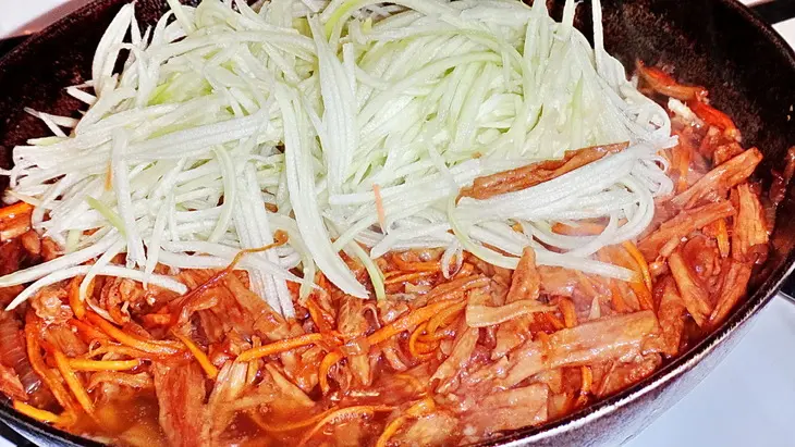 Пассерованные овощи в корейском стиле с рисовой лапшой (дуэль. прошлое: пассеруем): шаг 9