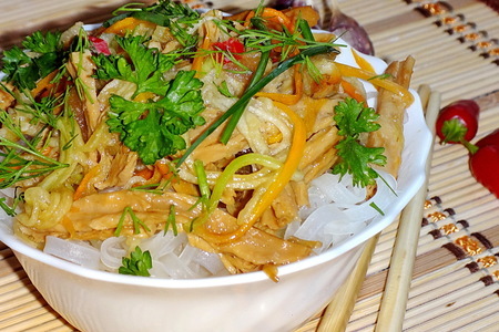Пассерованные овощи в корейском стиле с рисовой лапшой (дуэль. прошлое: пассеруем): шаг 10