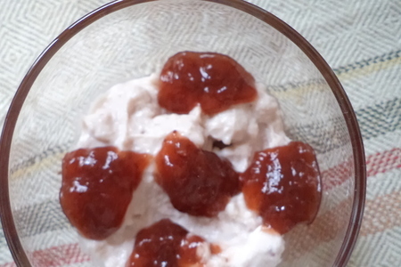 Творожно- йогуртовый десерт с клубничным конфитюром и базиликом.: шаг 4