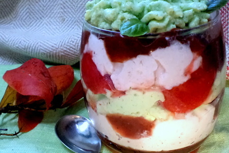 Творожно- йогуртовый десерт с клубничным конфитюром и базиликом.: шаг 5