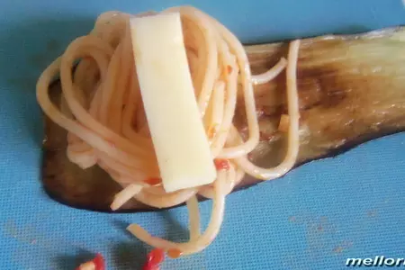Рулеты из баклажан со спагетти и сыром: шаг 5