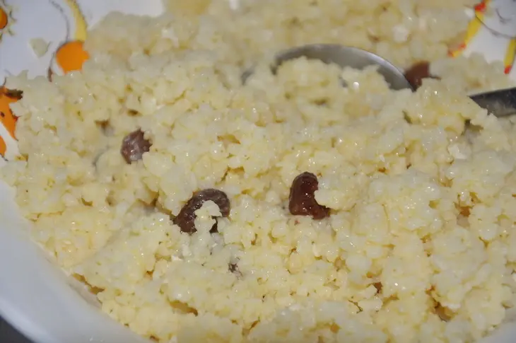 Рассыпчатая пшенная каша с изюмом и медом: шаг 4