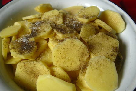 Картофель, запеченный  в сливках с сыром и чесноком: шаг 3
