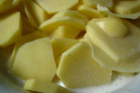 Картофель, запеченный  в сливках с сыром и чесноком: шаг 4
