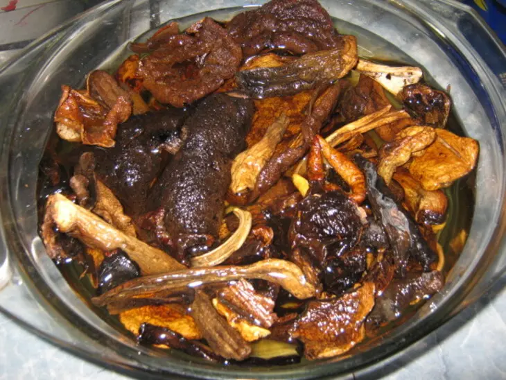 Картошка с грибами и мясом в горшочках: шаг 3