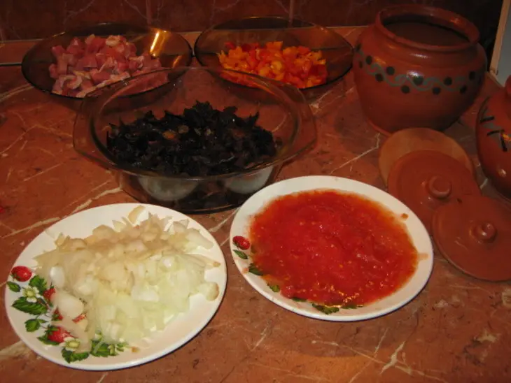 Картошка с грибами и мясом в горшочках: шаг 12