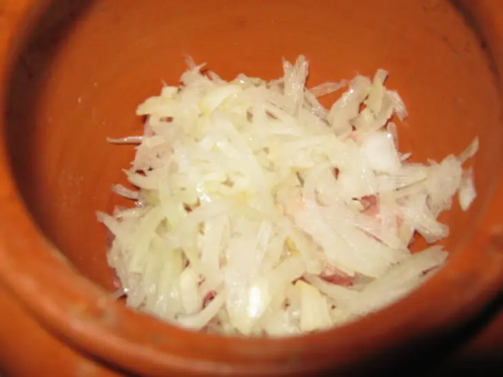 Картошка с грибами и мясом в горшочках: шаг 14