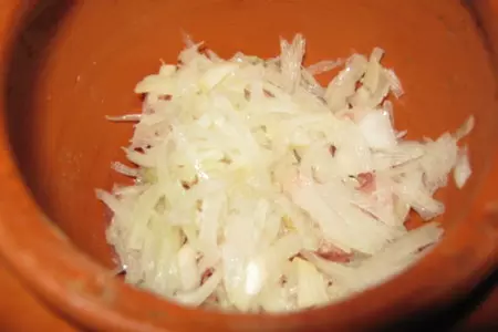Картошка с грибами и мясом в горшочках: шаг 14